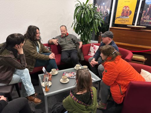 Fachgespräche im Flur. Die Tickets haben wir unseren Gästen überlassen.